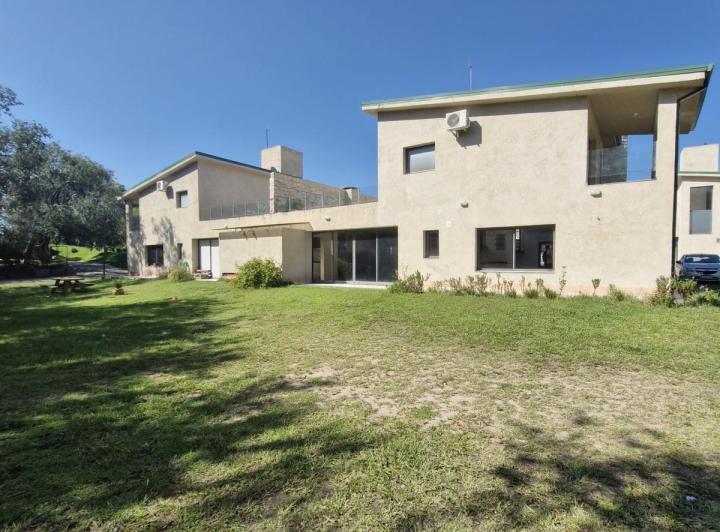 Casa · 232m² · 6 Ambientes · 3 Cocheras