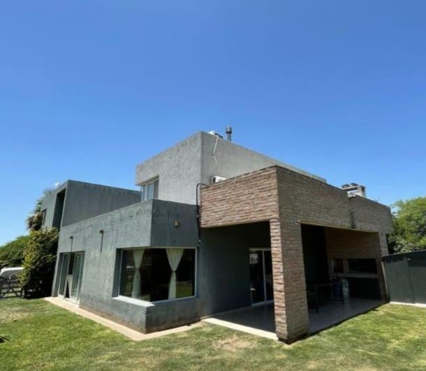 Casa · 320m² · 5 Ambientes · 2 Cocheras