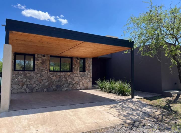Casa · 230m² · 6 Ambientes · 2 Cocheras