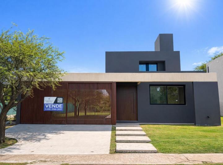 Casa · 236m² · 3 Ambientes · 2 Cocheras