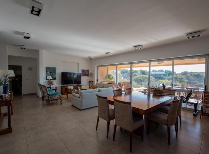Casa · 283m² · 6 Ambientes · 2 Cocheras