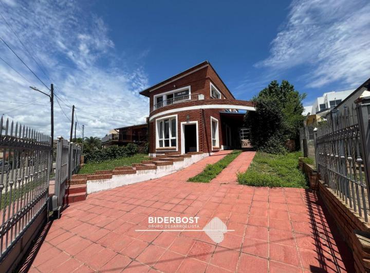 Casa · 182m² · 5 Ambientes · 4 Cocheras