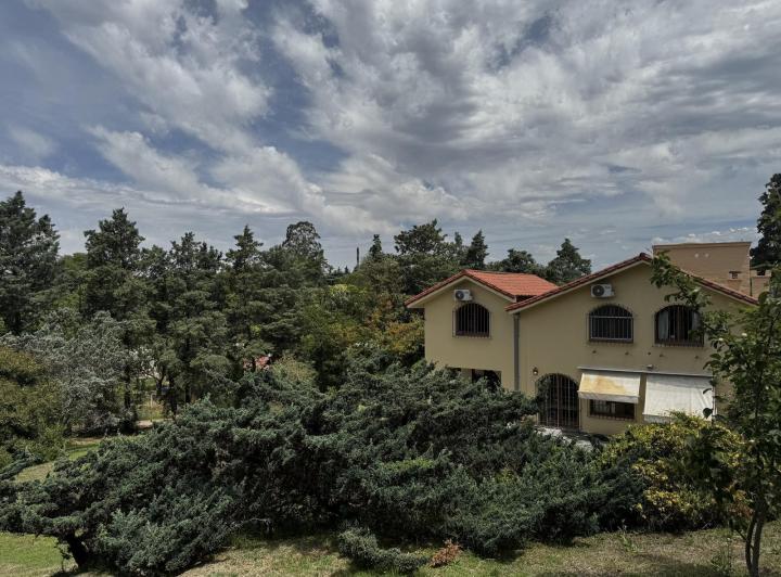 Casa · 414m² · 4 Ambientes · 2 Cocheras
