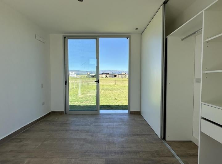 Casa · 210m² · 5 Ambientes · 2 Cocheras
