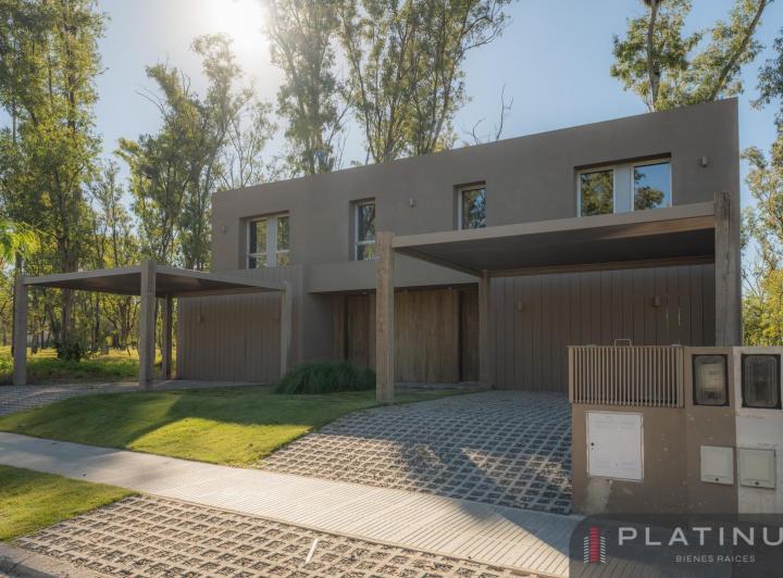 Casa · 165m² · 4 Ambientes · 2 Cocheras