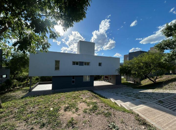 Casa · 300m² · 8 Ambientes · 4 Cocheras