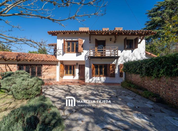 Casa · 240m² · 6 Ambientes · 2 Cocheras