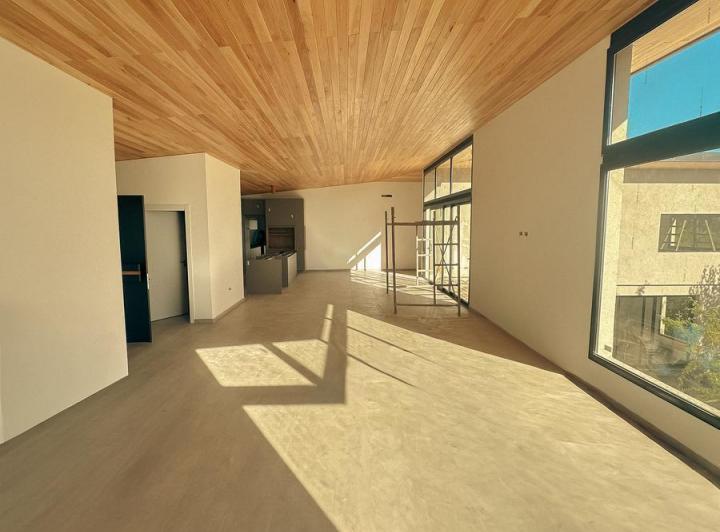 Casa · 330m² · 6 Ambientes · 4 Cocheras