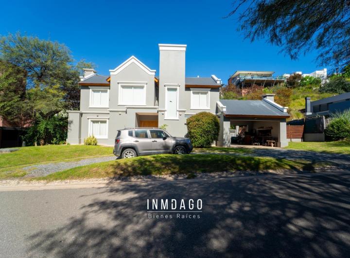 Casa · 230m² · 7 Ambientes · 2 Cocheras
