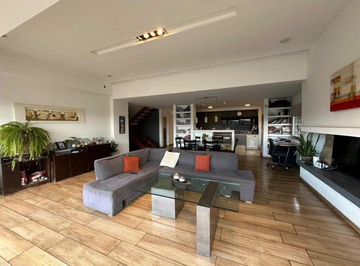 Casa · 233m² · 8 Ambientes · 2 Cocheras