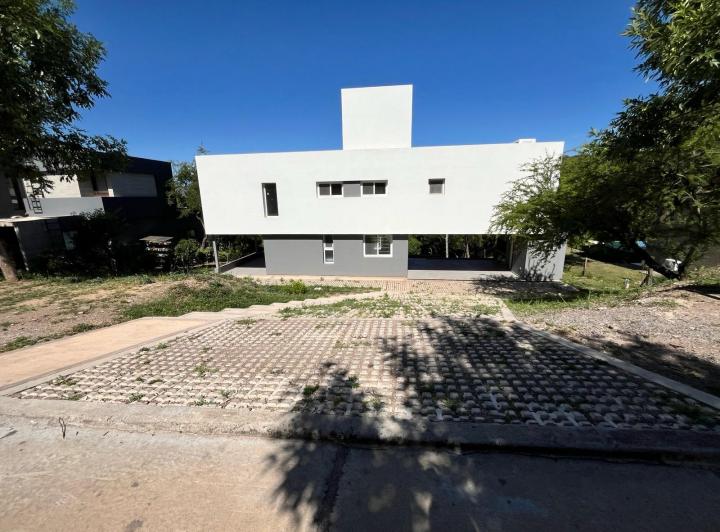 Casa · 260m² · 6 Ambientes · 1 Cochera