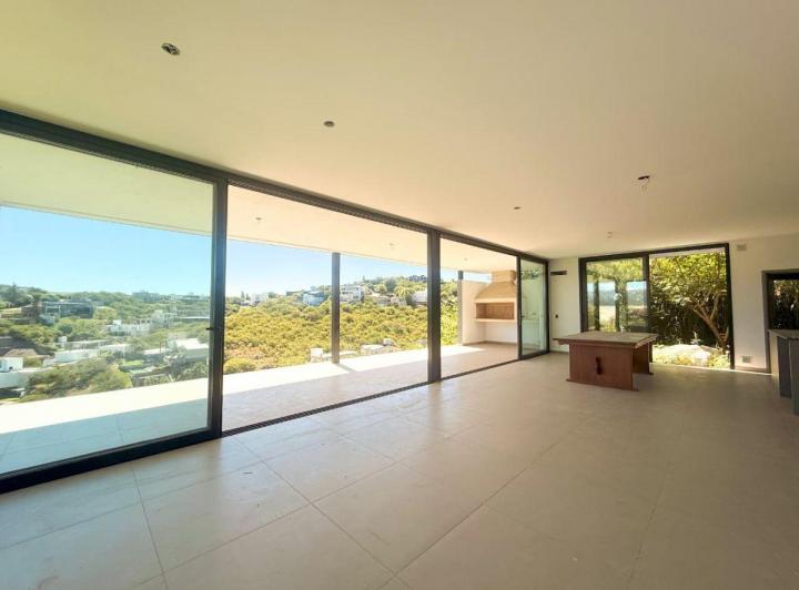 Casa · 280m² · 6 Ambientes · 2 Cocheras