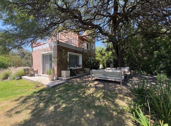 Casa · 223m² · 4 Ambientes · 2 Cocheras