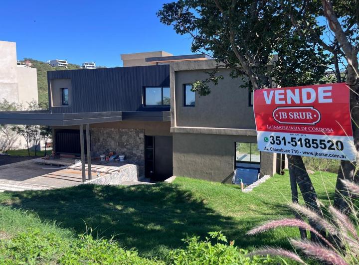 Casa · 330m² · 3 Dormitorios · 2 Cocheras