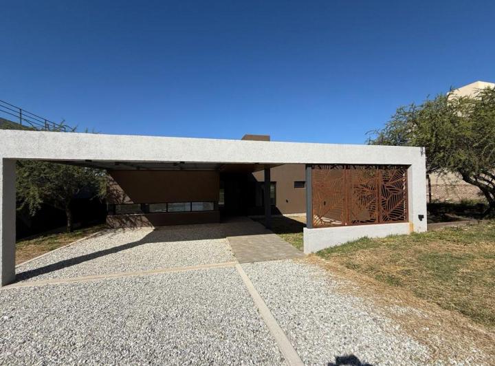 Casa · 228m² · 4 Ambientes · 2 Cocheras