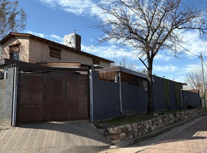 Casa · 180m² · 9 Ambientes · 2 Cocheras