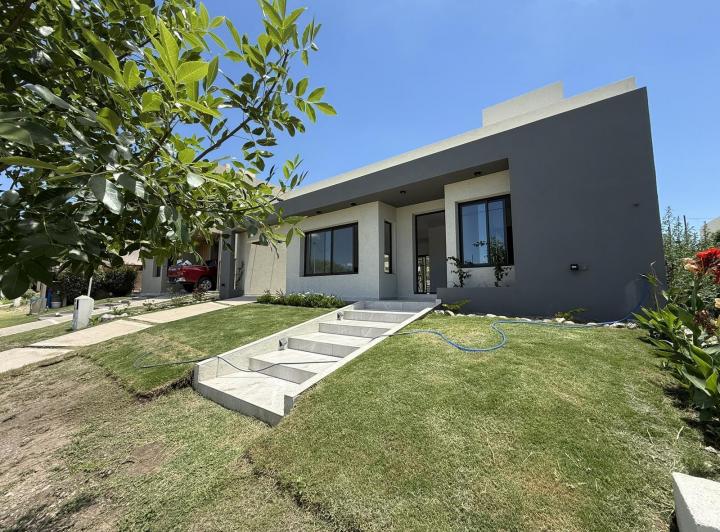 Casa · 150m² · 4 Ambientes · 2 Cocheras