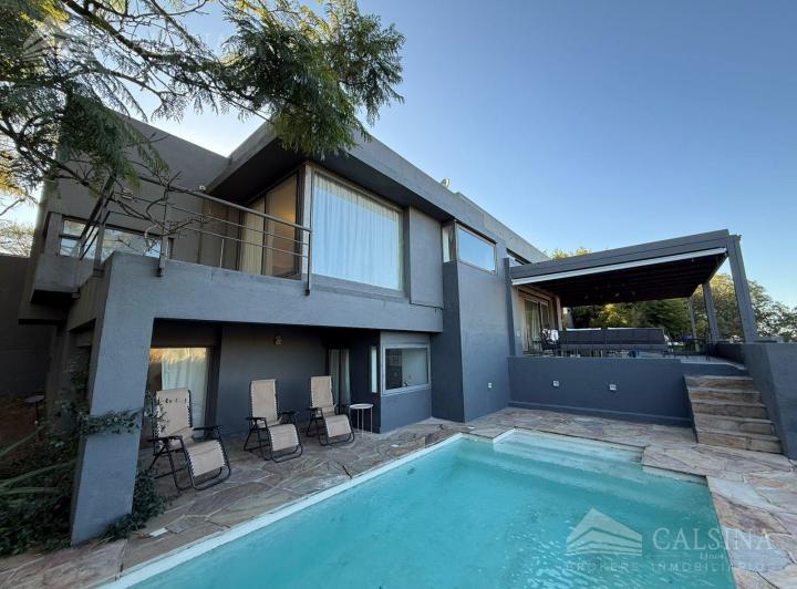 Casa · 580m² · 5 Dormitorios · 4 Cocheras