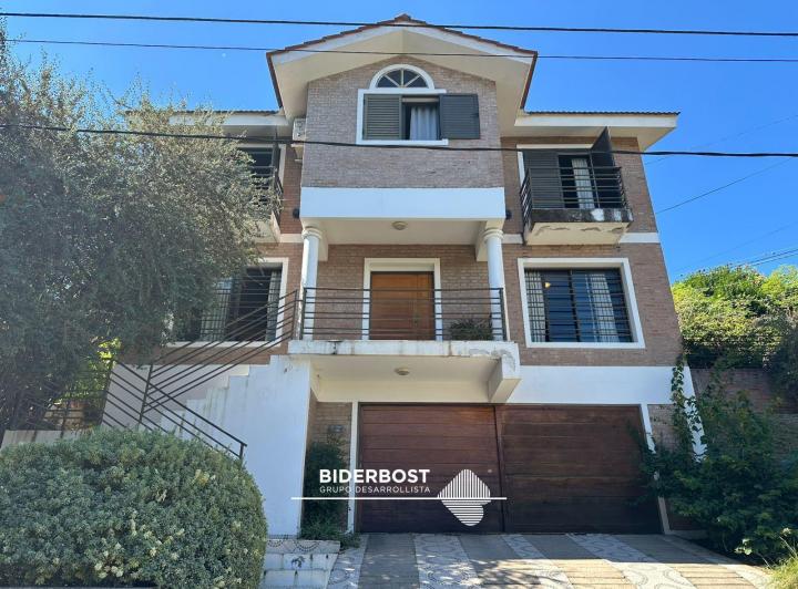 Casa · 250m² · 7 Ambientes · 2 Cocheras