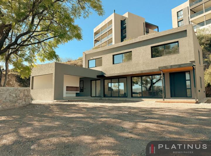 Casa · 320m² · 5 Ambientes · 2 Cocheras