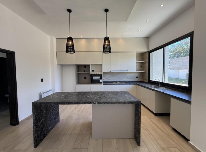 Casa · 179m² · 5 Ambientes · 1 Cochera