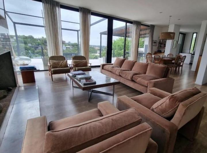 Casa · 360m² · 5 Ambientes · 2 Cocheras
