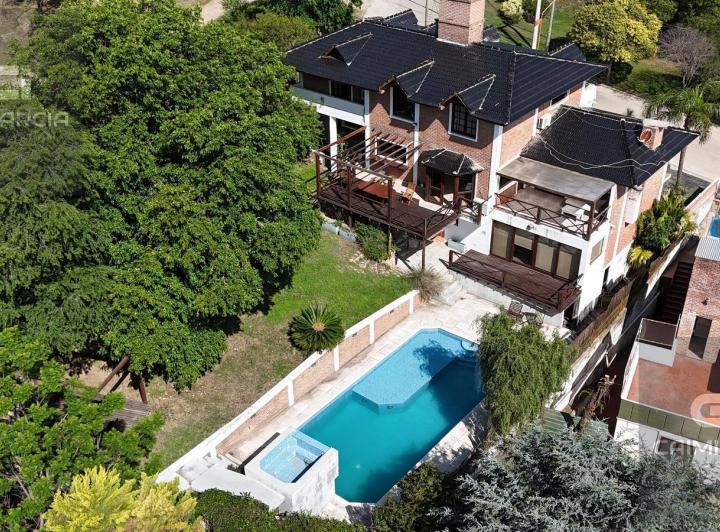 Casa · 550m² · 12 Ambientes · 4 Cocheras