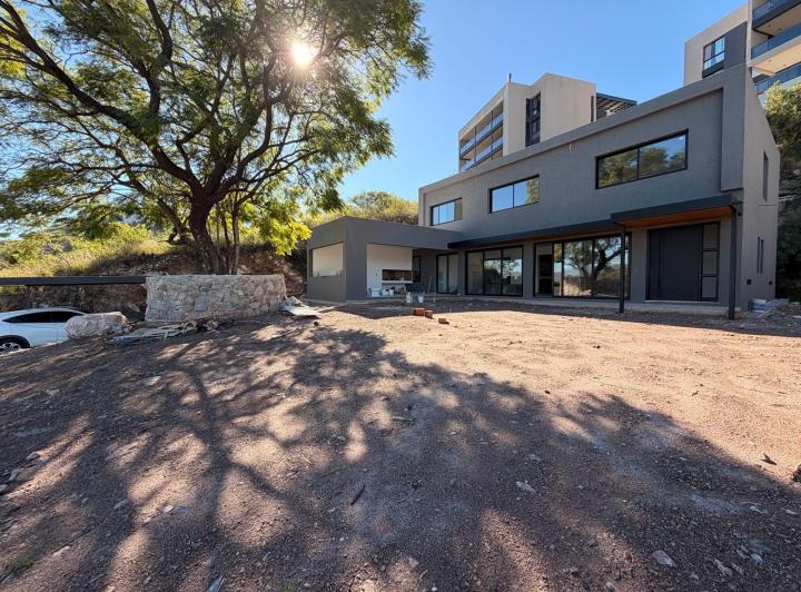 Casa · 320m² · 5 Ambientes