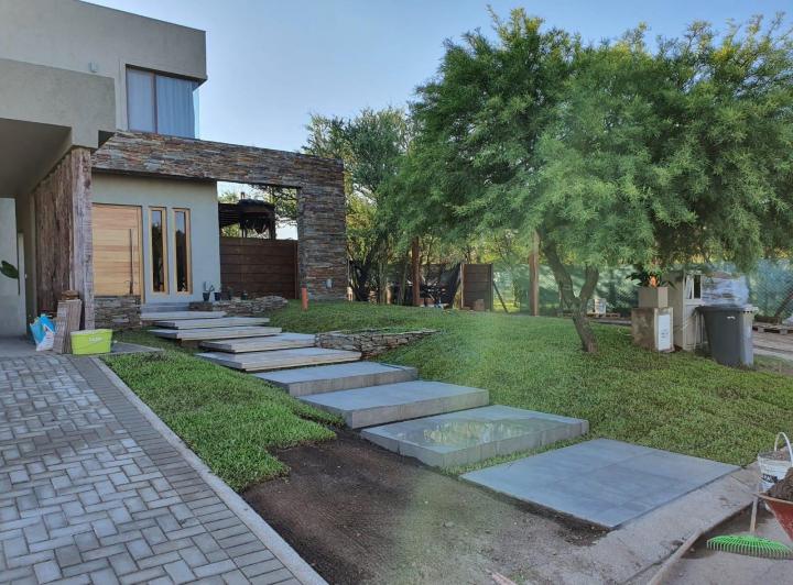 Casa · 330m² · 8 Ambientes · 2 Cocheras