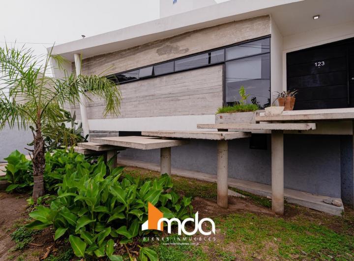 Casa · 200m² · 5 Ambientes · 2 Cocheras