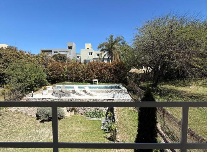 Casa · 200m² · 3 Ambientes · 2 Cocheras