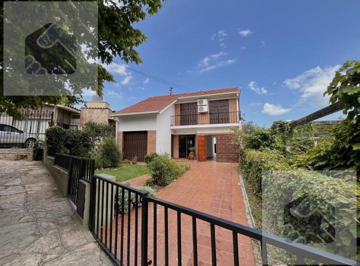 Casa · 185m² · 8 Ambientes · 1 Cochera