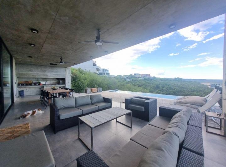 Casa · 350m² · 4 Ambientes · 3 Cocheras