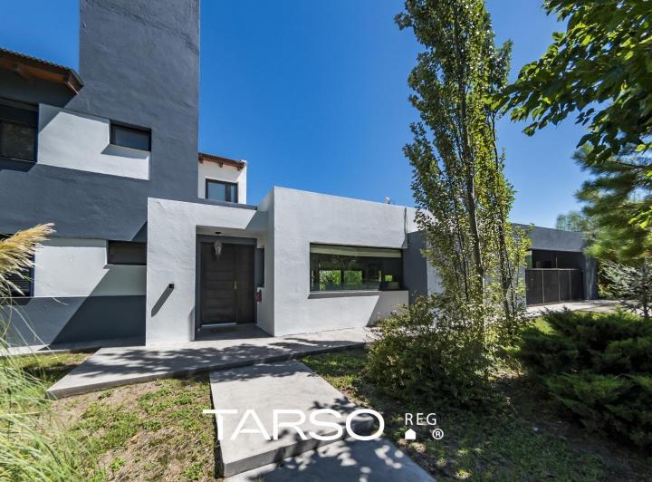 Casa · 321m² · 4 Dormitorios · 4 Cocheras