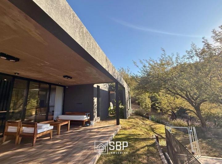 Casa · 350m² · 6 Ambientes · 3 Cocheras