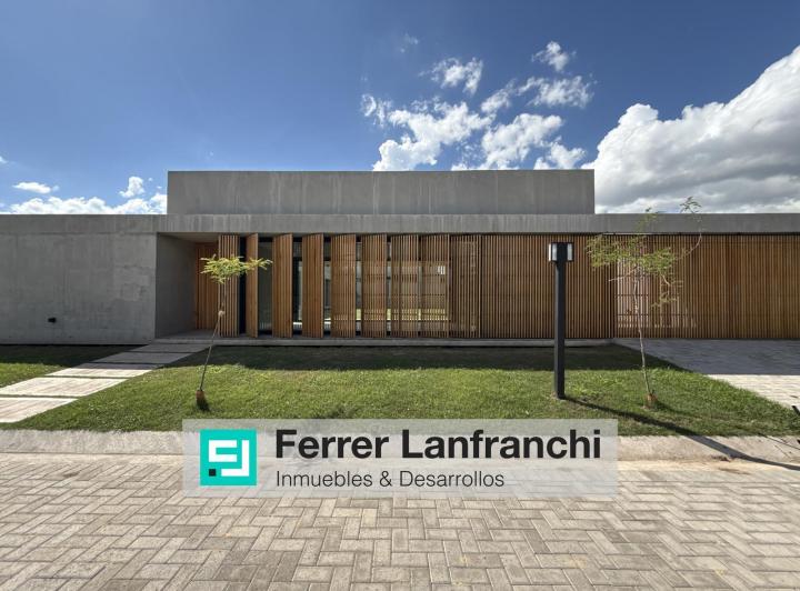 Casa · 203m² · 7 Ambientes · 2 Cocheras