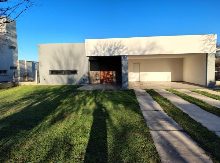Casa · 232m² · 4 Ambientes · 2 Cocheras