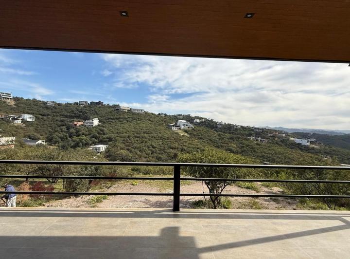 Casa · 330m² · 3 Ambientes · 2 Cocheras