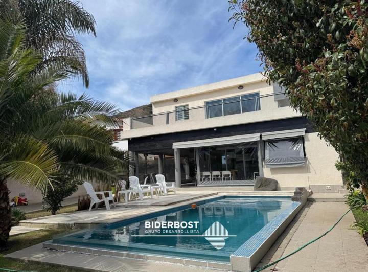 Casa · 270m² · 6 Ambientes · 2 Cocheras