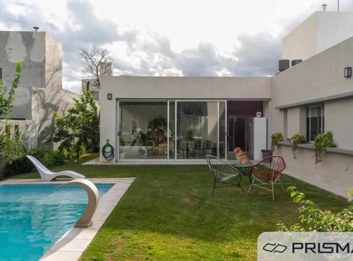 Casa · 250m² · 8 Ambientes · 2 Cocheras
