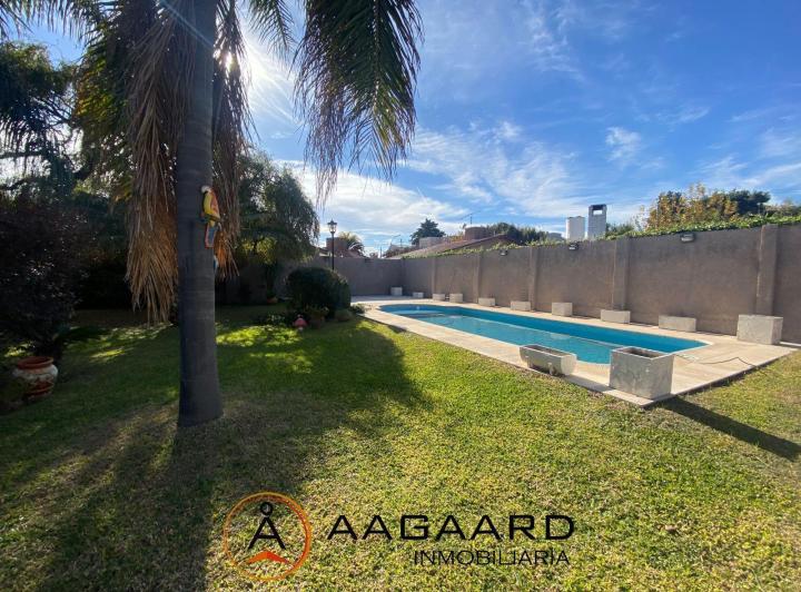 Casa · 350m² · 8 Ambientes · 3 Cocheras