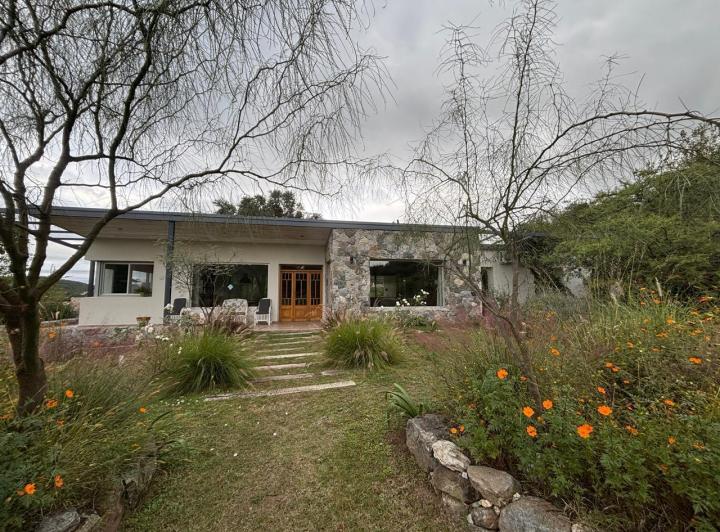Casa · 2300m² · 5 Ambientes · 2 Cocheras