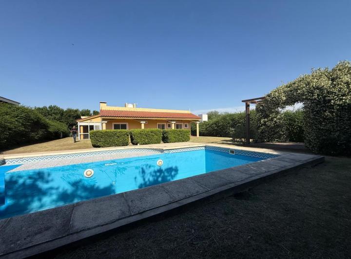 Casa · 280m² · 6 Ambientes · 4 Cocheras