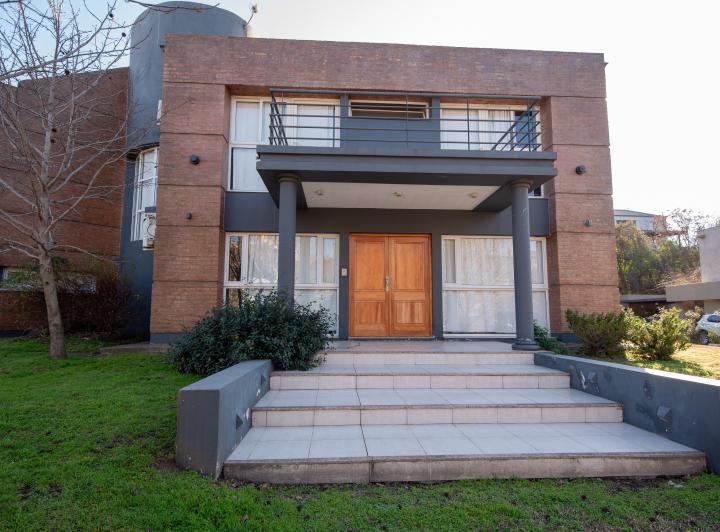 Casa · 370m² · 5 Ambientes · 2 Cocheras