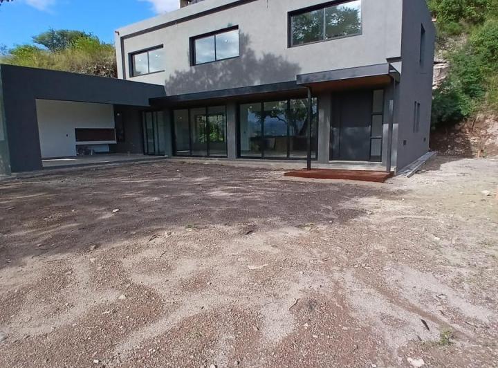 Casa · 320m² · 5 Ambientes · 2 Cocheras