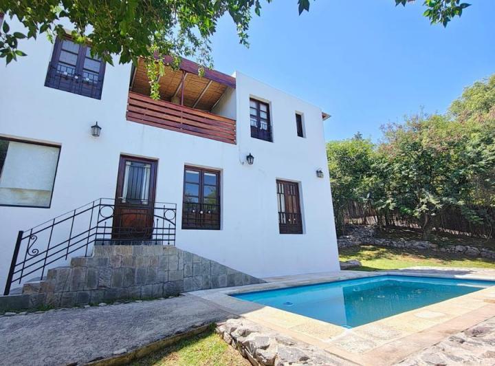Casa · 220m² · 6 Ambientes · 2 Cocheras