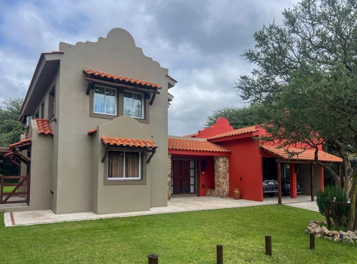 Casa · 320m² · 4 Ambientes · 3 Cocheras