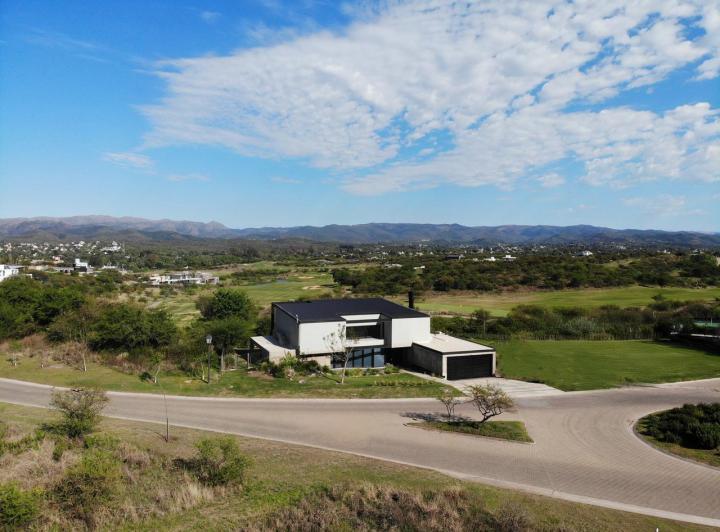 Casa · 420m² · 6 Ambientes · 2 Cocheras