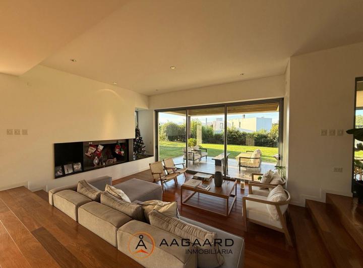 Casa · 433m² · 8 Ambientes · 2 Cocheras