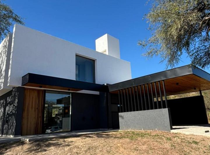 Casa · 200m² · 3 Ambientes · 2 Cocheras